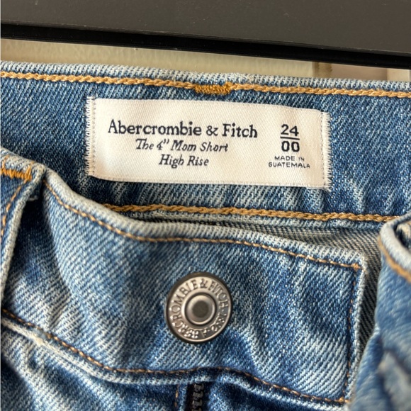 NWT Abercrombie 4” mom short high rise - Picture 3 of 5